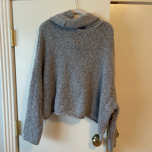 Free people turtleneck, cropped fuzzy sweater medium gray - Picture 2 of 5